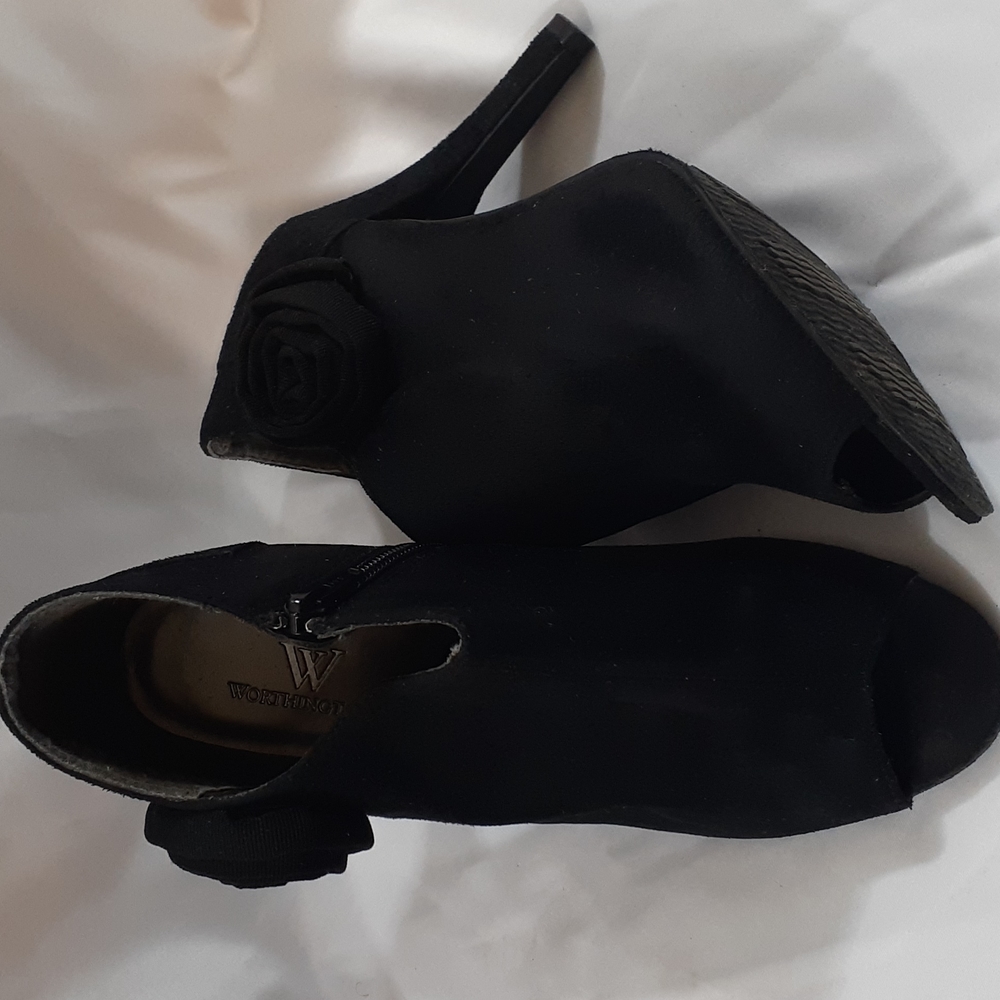 Worthington Peep Toe Heel Black Size 7 with Rose Detail Faux Suede